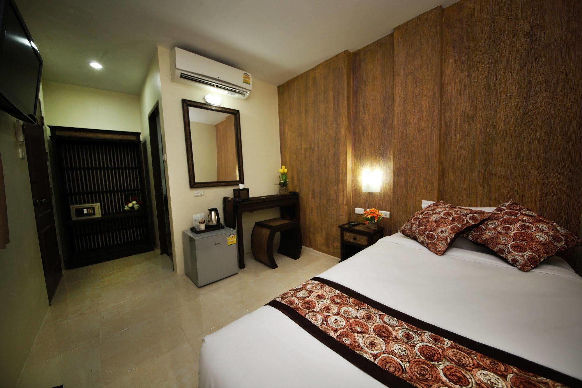 OYO 75321 Gemma Patong Hotell Phuket Exteriör bild