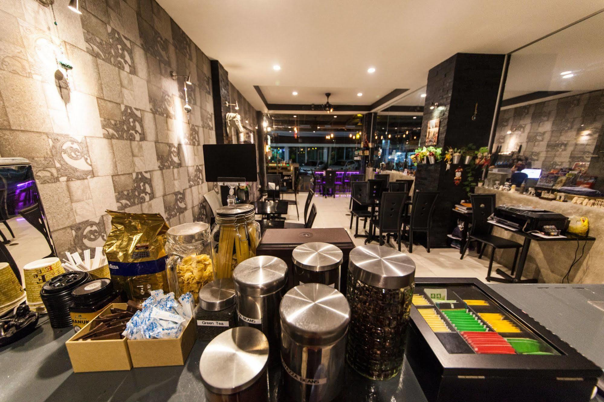 OYO 75321 Gemma Patong Hotell Phuket Exteriör bild